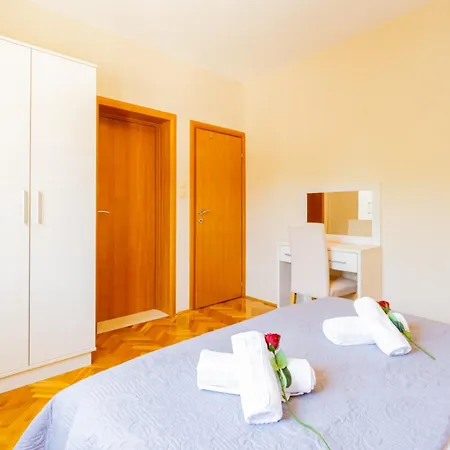 Karchna Erica Central Location In Countyside With Large Barbecue Area Novalja Room photo