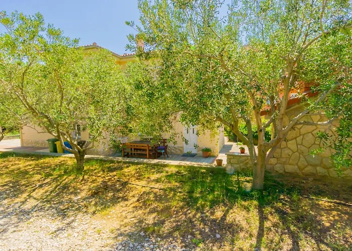 Karchna Erica Central Location In Countyside With Large Barbecue Area